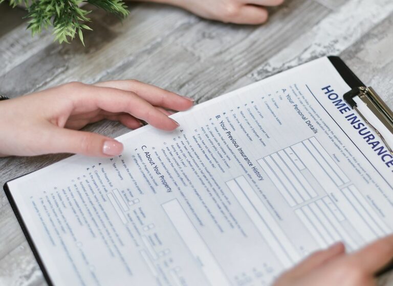 Dégâts des émeutes : une taxe de 0,8 % sur vos contrats auto et habitation dès janvier 2027
